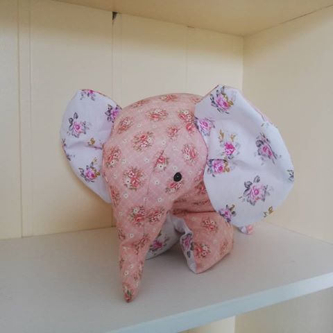 Hylla er det eneste barnerom-møbelet som har bodd på rommet da det var hobbyrom. Nå har den fått et nytt strøk maling som matcher veggen, og den lille elefanten jeg sydde til Baby har flyttet inn 😊 #interior #interiør #elephant #hylle #shelf #barnerom #barnerommet #sew #sewing #sy #sying #plushie #softie #elefant #cute #pink #baby #babyroom #nesting