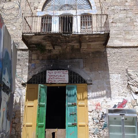 #hebron #westbank #palestine  #palestineforever#old#balcony #abandonedhouses #oldcity#oldtown#الخليل#freepalestine#citytour #walkingtour #oldhouse#oldwindows