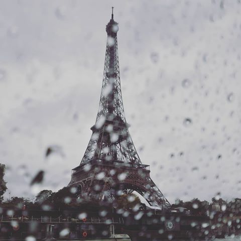 И железная дама как всегда прекрасна! #paris #eiffeltower #rain #rainyday #greysky #париж #дождь #серое_небо