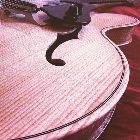 A close-up of my baby 📸
.
.
.
#guitar #instaguitar #guitarist #jazzguitarist #details #guitardetails #closeup #musicinstrument #guitarplayer #myguitar #guitarphoto