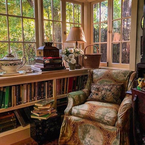 We couldn’t imagine a lovelier corner to relax in on a Sunday afternoon. From the wonderful @stampsandstamps 😍📚
.
.
.
#homelibrary #librarygoals #libraryofbookstagram