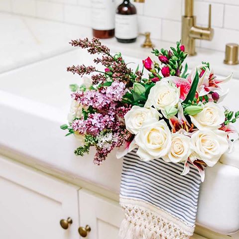 Supermarket flowers 💐 
Did you see how I transformed these grocery store blooms into a beautiful bouquet worthy of any boutique florist? Head to the blog to see more! Happy Sunday!🌸🌸🌸
.
.
.
.
.
#bhghome #abmathome #farmhousesink #farmhousekitchen #betterhomesandgardens #bhg #ighome #inspire_me_home_decor #interior4you1 #freshflowers #hem_inspiration #makehomeyours #farmhousestyle #whitekitchen #dslooking #hgtv #interior125 #abmlifeiscolorful #passion4interior #modernfarmhouse #apartmenttherapy #interior2you #abmsummer #fixerupper #interior9508 #charminghomes #fixerupperstyle #myhousebeautiful #housebeautifulhome #originalcontentsquad
