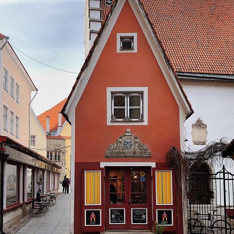 The Little House Full Of Bright Ideas 🏡✨ Tucked in a small, cosy street in the midst of Tallinn’s Old Town it’s sure to bring that extra spark of inspiration back into your life 💡 And, after all, isn’t that what travelling is all about? ✈️ 🌍  P.S: Zoom in to see wellies being used as plant pots - that might just be the first thing I’ll start doing now that I’m back from my long weekend away. Thanks for the tip, Tallinn! 🥾🌿
.
.
.
.
.
.
.
.
#traveldeeper #suitcasetravels #IAmATraveler #theprettycities #topeuropephoto #storefrontcollective #prettylittletrips #tlpicks #anthropologie #chasing_facades 
#living_europe #hello_worldpics #wonderful_places #peopleinplaces #lovelettertoeurope #bbctravel #europe_vacations #visittallinn #seasonpoetry #pathport #hiddengem #kings_villages #visitestonia #oldtown #alleyways #goopgo #shopsofinstagram #sharingaworldofshops #urbanjungleblog #elledecor