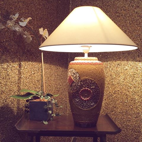 Lampe mosaïque grès vaisselle ancienne émaux de Briare #mosaic #decorationinterieur #homedesign #homedecor #homesweethome #home #decoration #deco #lampe #artwork #mosaico #mosaique #faitmain