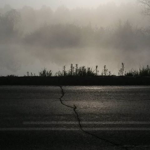 5 утра. Пустынная дорога где-  то на просторах нашей родины.
Туман куриться по затопленным  обочинам. И трещина  на сером, мрачном асфальте... Так это порой напоминает чью - то жизнь. Мрачную, пустую, окутанную завесой и перечеркнутую глубокой трещиной....
.
@prilaga  #холодно #серыйдень #утро #nature #туман #фотодня #cold