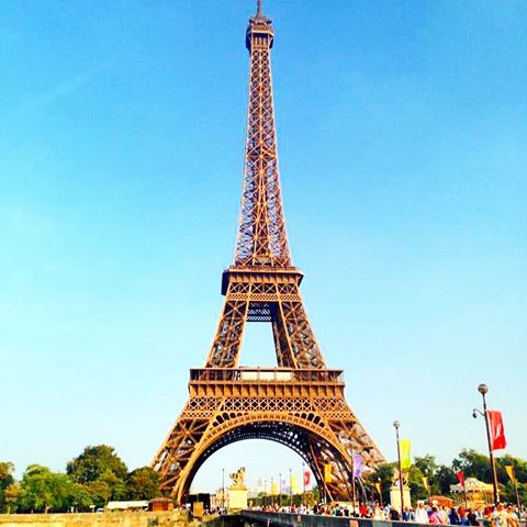 Bonjour ☀️.
•
•
•
#bonjour #paris #visit_europe #living_europe #france #visitparis #toureiffel #siviaggiare #viaggiando #lifestyle #edèviaggiarechecirendesaggi #partiamo #francia #partire #haveaniceday #travelphotography #instatravel #viaggiatrice #gobabygo #parigi