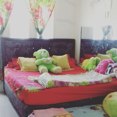 Kalo punya baby dan balita dirumah kamar rapi nya cuma bentar doank dan rapi nya yaa cuma begini aja selesai itu berantakan lagi 😥😯 😅 kalo gak yaa itu kena muntah atau kena ompol mau tiap hari ganti seprai 😁😑 begitulah balada emak2 beranak kecik 😂😁 maklum yaa 🙏🙋
#bedroom #greenhouse #homes 
#homesweethome🏡 #decor #colorful