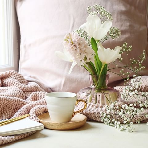 Ein guter Tag startet mit #kaffee ☕️ Ab ins Wochenende!⠀
.⠀
.⠀
#spring #coffee #delonghi #delonghicoffeemoments #frühling #flowers #springisintheair #springtime #decoration #decorations #coffeemug #lazyday #cozy #cozyday #weekend #friyay #wochenende #hochdiehändewochenende #weekendmood #weekendvibes #springvibes #springmood #cappuccino #coffeeaddict #instacoffee #homedecor #cozyhome
