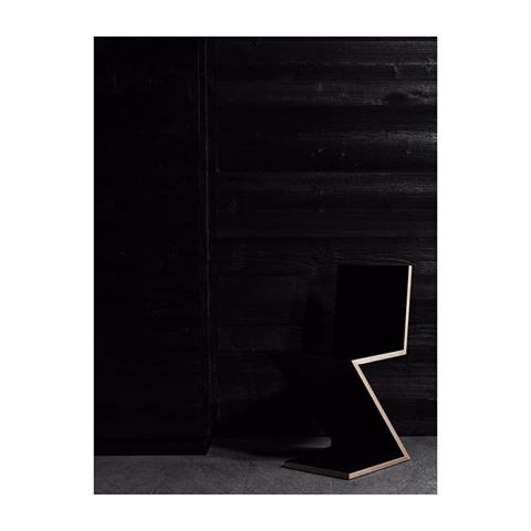MB house ________________________________________________________#designinspiration #artistic  #architecture #architects #archilovers #woodworking #wood #arquitectura #houses #home #travelgram #nature #blackandwhitephotography #minimal #livigno #cool #view #style #photographer #roccoborromini #interior #stone #alps #interiordesign #photo #photoshoot #photooftheday @marcellomarianafotografia @albinopozzi_official