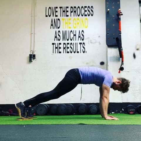 Credit : @jaythegrind⁣
⁣
🔥Slidez core workout 🔥 ⁣
⁣
4 rounds : 25 sec work / 10 sec rest ⁣
⁣
1⃣ Slidez body extension (20 sec)☘⁣
2⃣ Slidez Roll out ⁣
3⃣ Slidez mountain climbers⁣
4⃣ Slidez in & outs ⁣
⁣
☘ the goal is to slow extend your body without falling in. This is a more advanced exercise so build it up slowly ⁣
⁣
For more workouts check @jaythegrind
